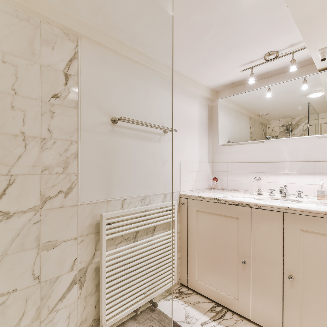 mur en marbre salle de bain 