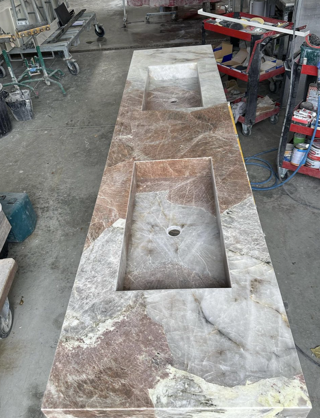 conception d'un plan vasque sur mesure pour salle de bain à fréjus