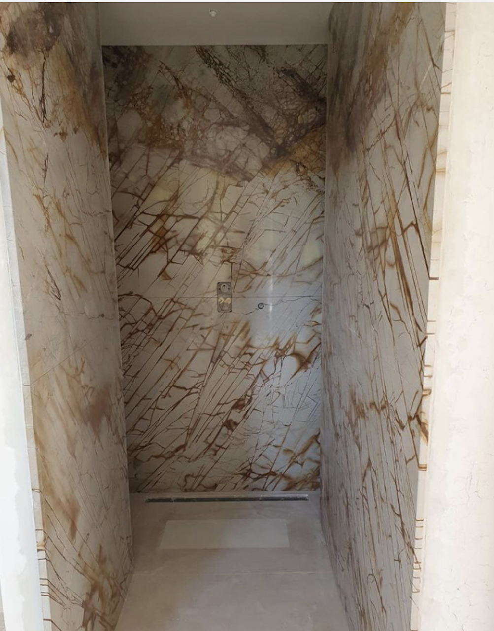habillage d'une cabine de douche en quartzite 