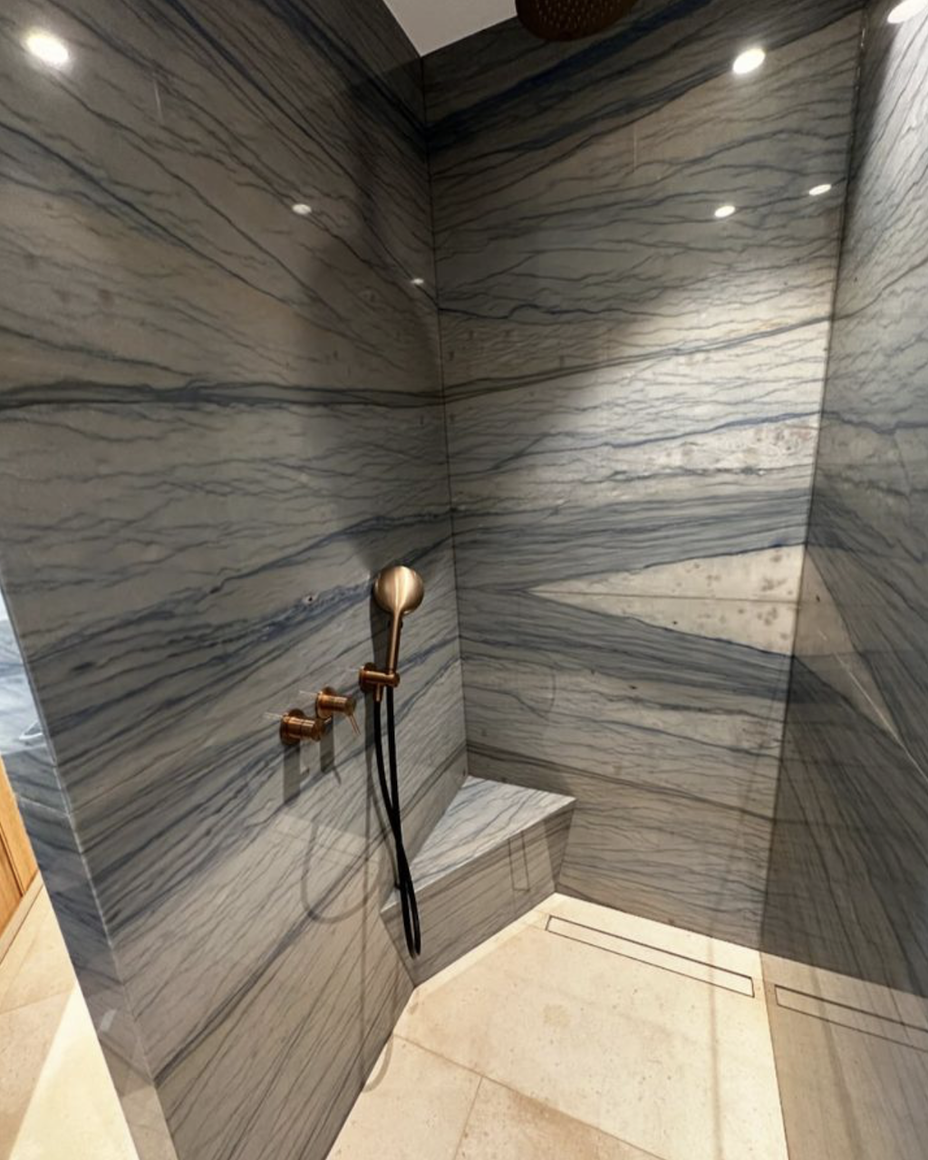 entreprise de marbrerie pour la conception d'une douche avec sol en pierre et murs en Quartzite à Saint-Tropez