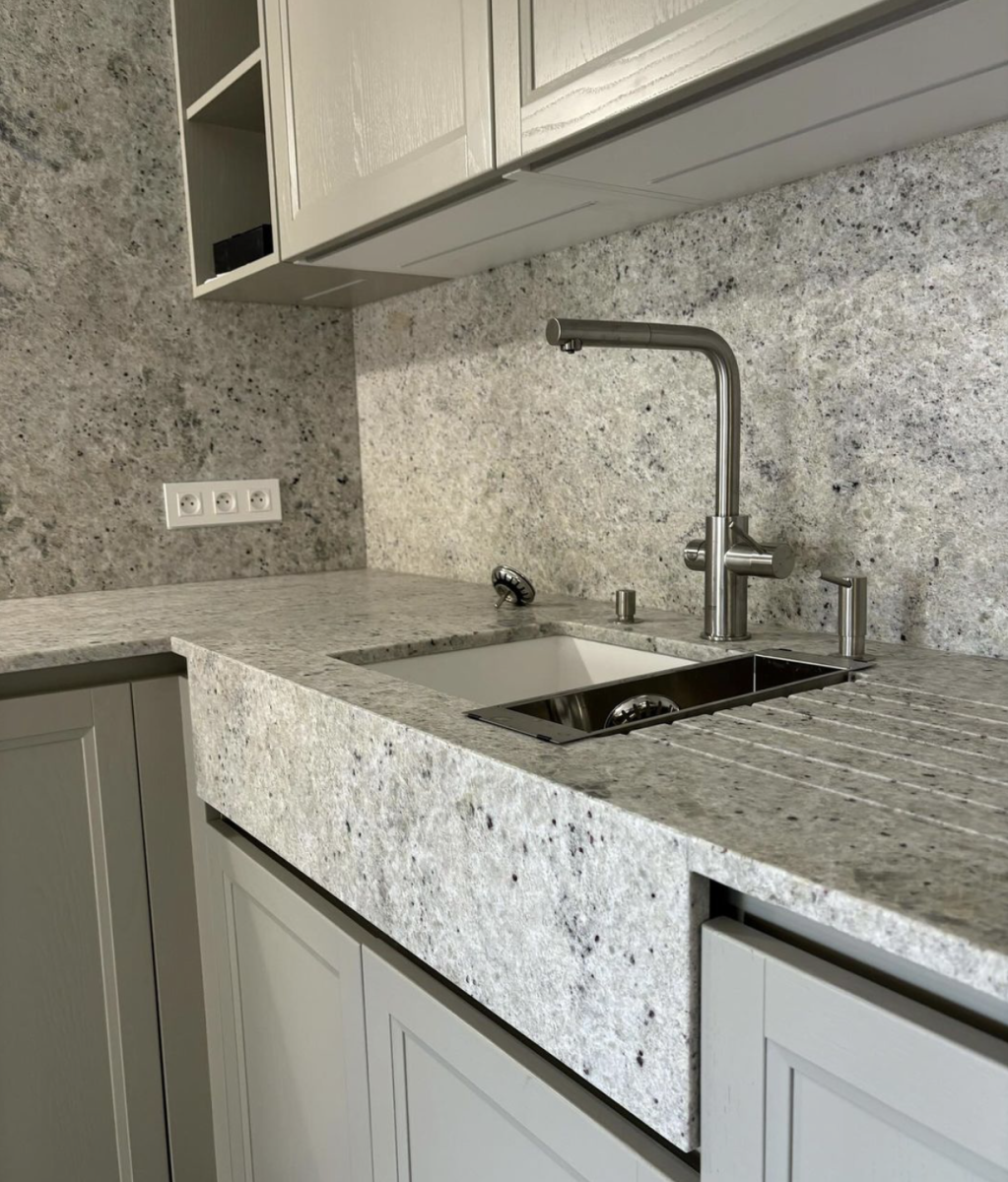 crédence de cuisine en Quartzite Colonial Cream satinée Mat près de Fréjus