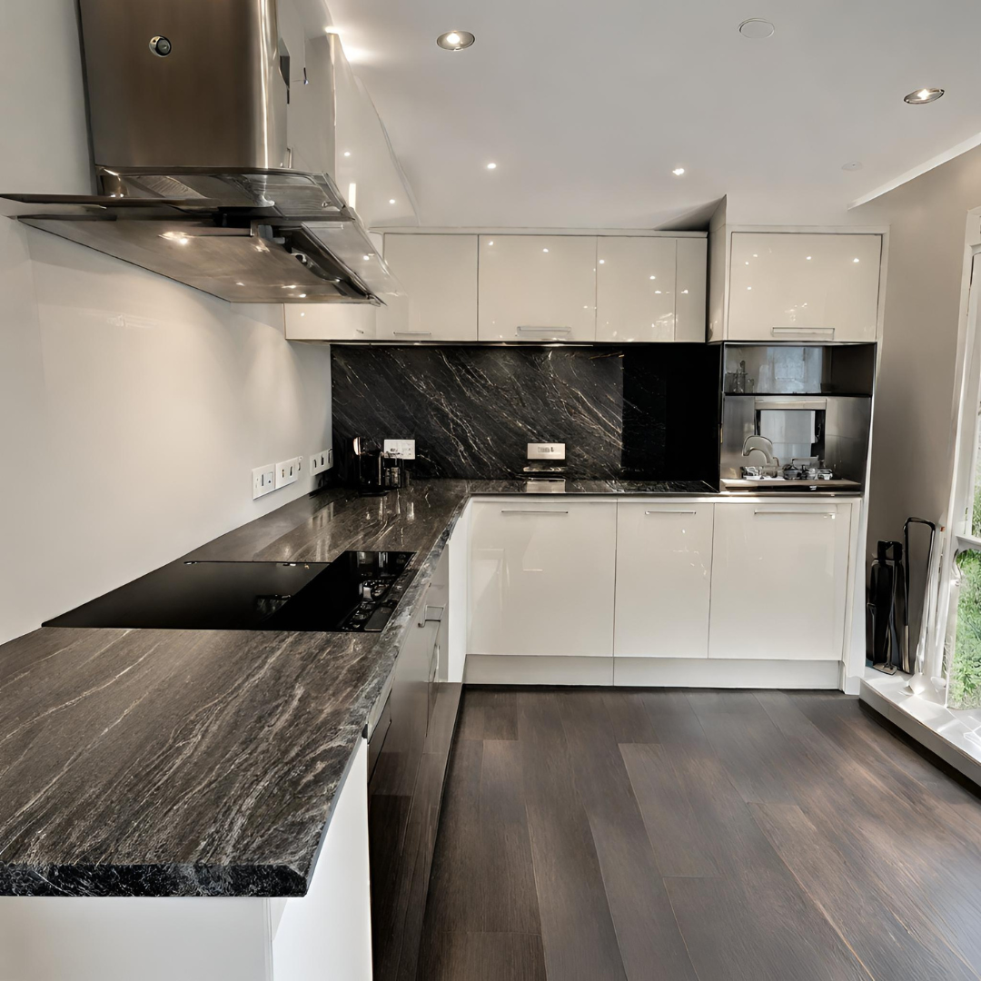 création de plan de travail et crédence en granit Zumbabwe avec finition cuir Cannes 06