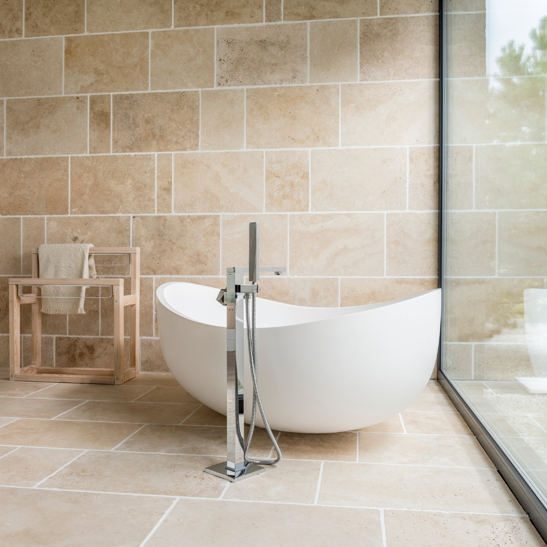 salle de bain en travertin - artisan draguignan