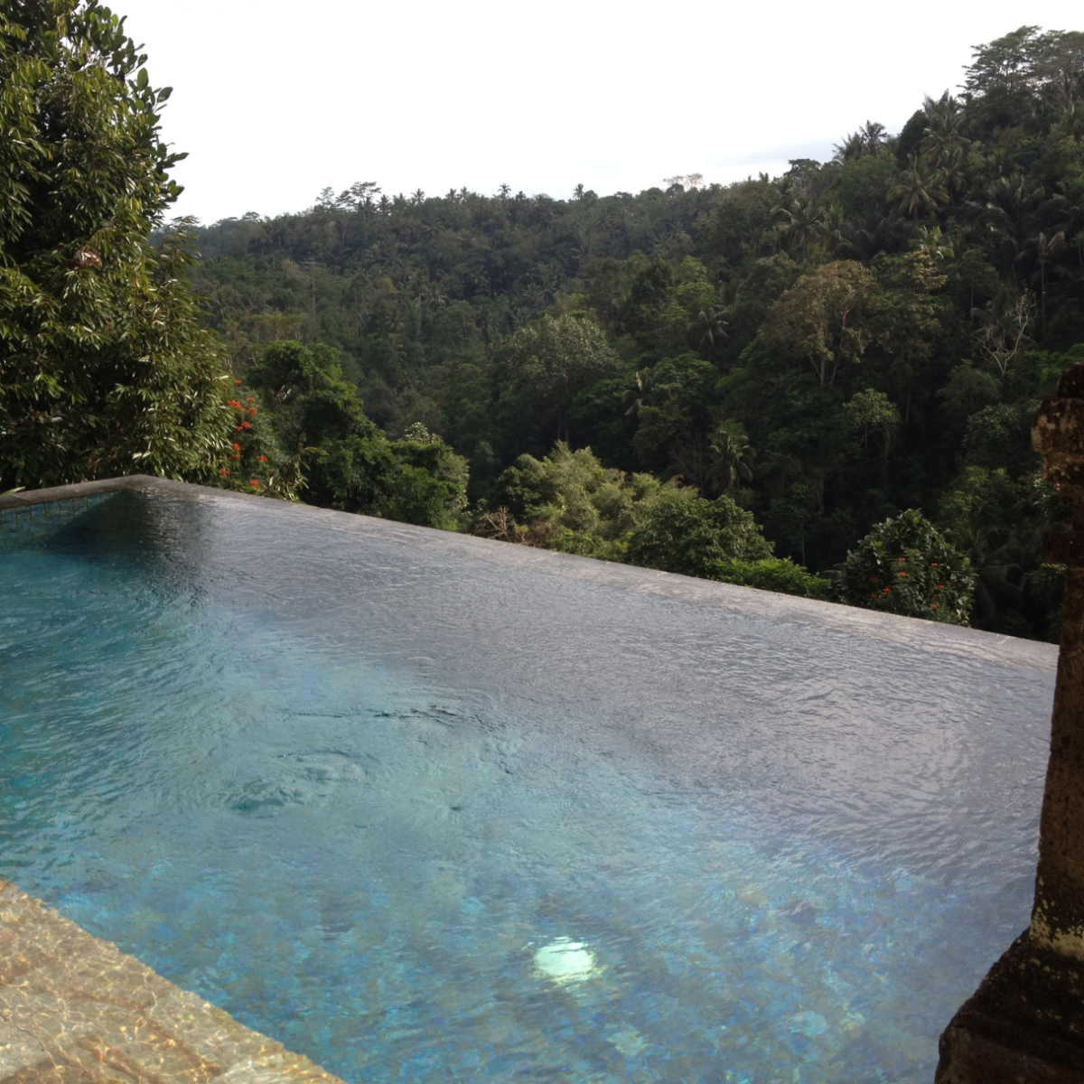 prestataire en marbrerie pour la création d’une piscine à débordement en pierre naturelle de bali à fréjus 83600