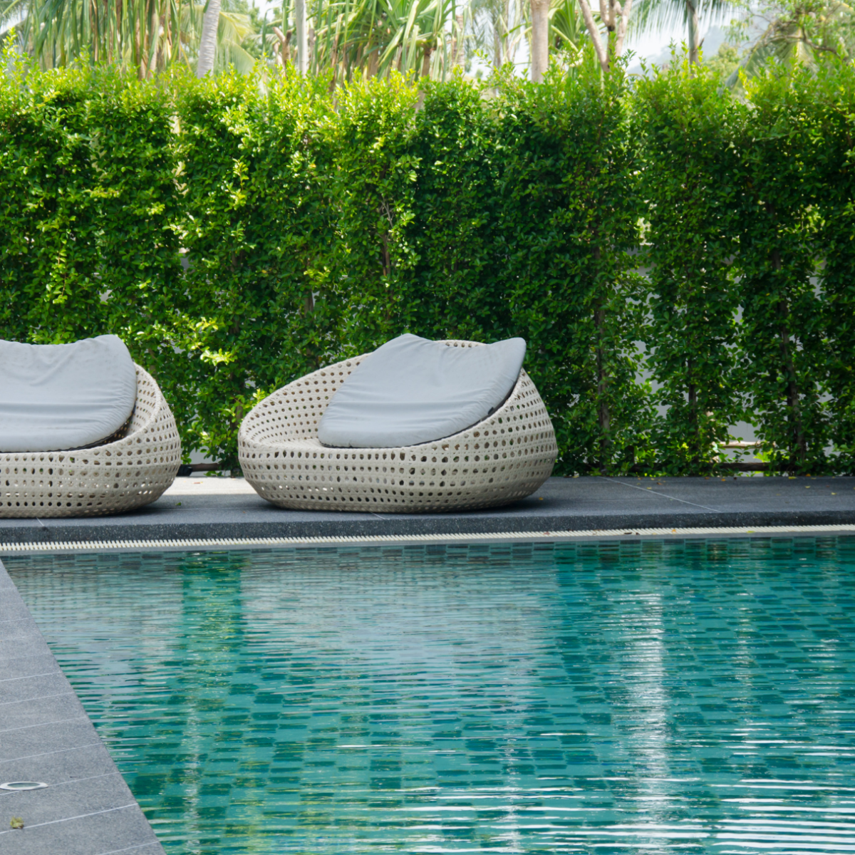 atelier de marbrerie piscine en granit vert perle et terrasse en ardoise à saint-tropez 83990