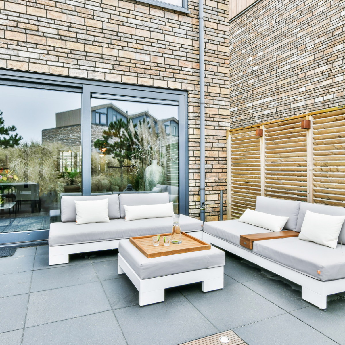 artisan marbrier pour aménagement extérieur d’une terrasse en pierre bleue du hainaut à draguignan 83300 dans le var