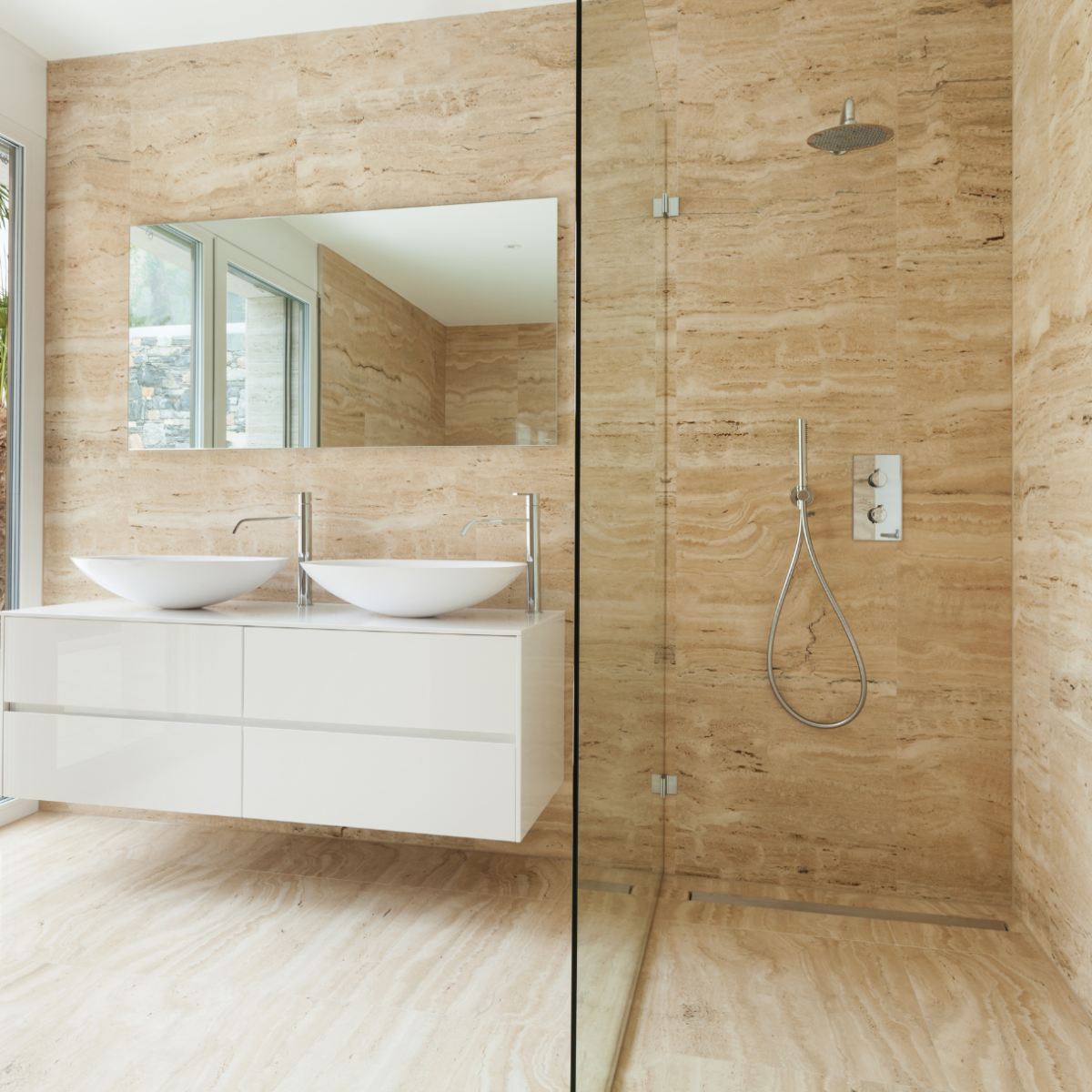 faire appel à un marbrier pour salle de bain avec mur en travertin beige à draguignan 83300 dans le var