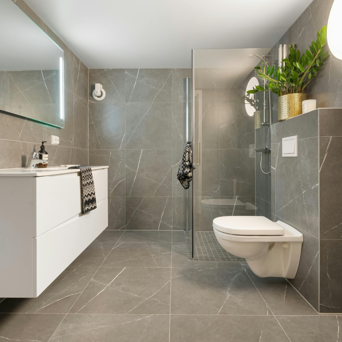 trouver un artisan marbrier pour salle de bain contemporaine à cannes dans les alpes maritimes avec carrelage grand format en marbre pietra grey 