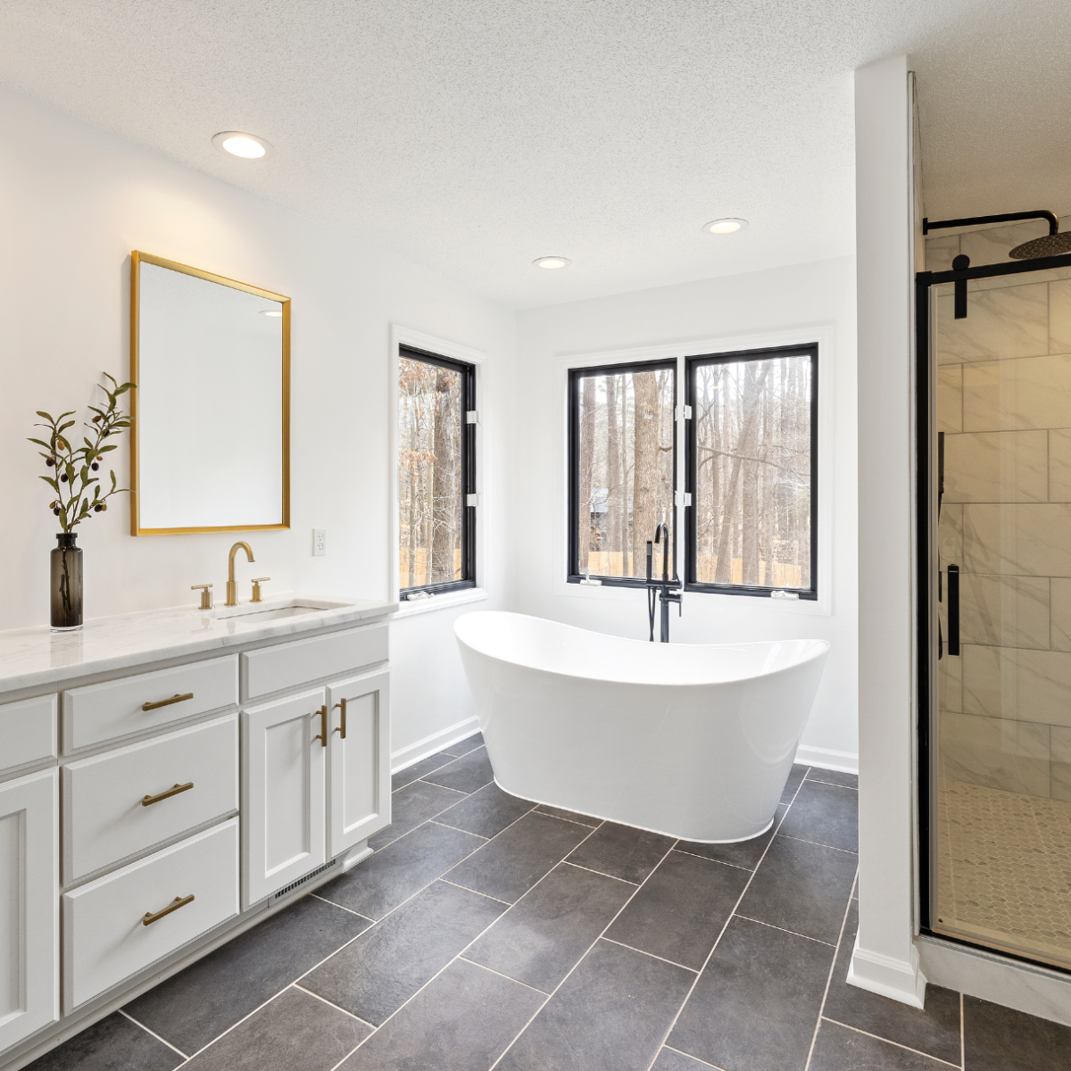 pose artisanale de dalles d’ardoise dans salle d’eau moderne à fréjus 83600