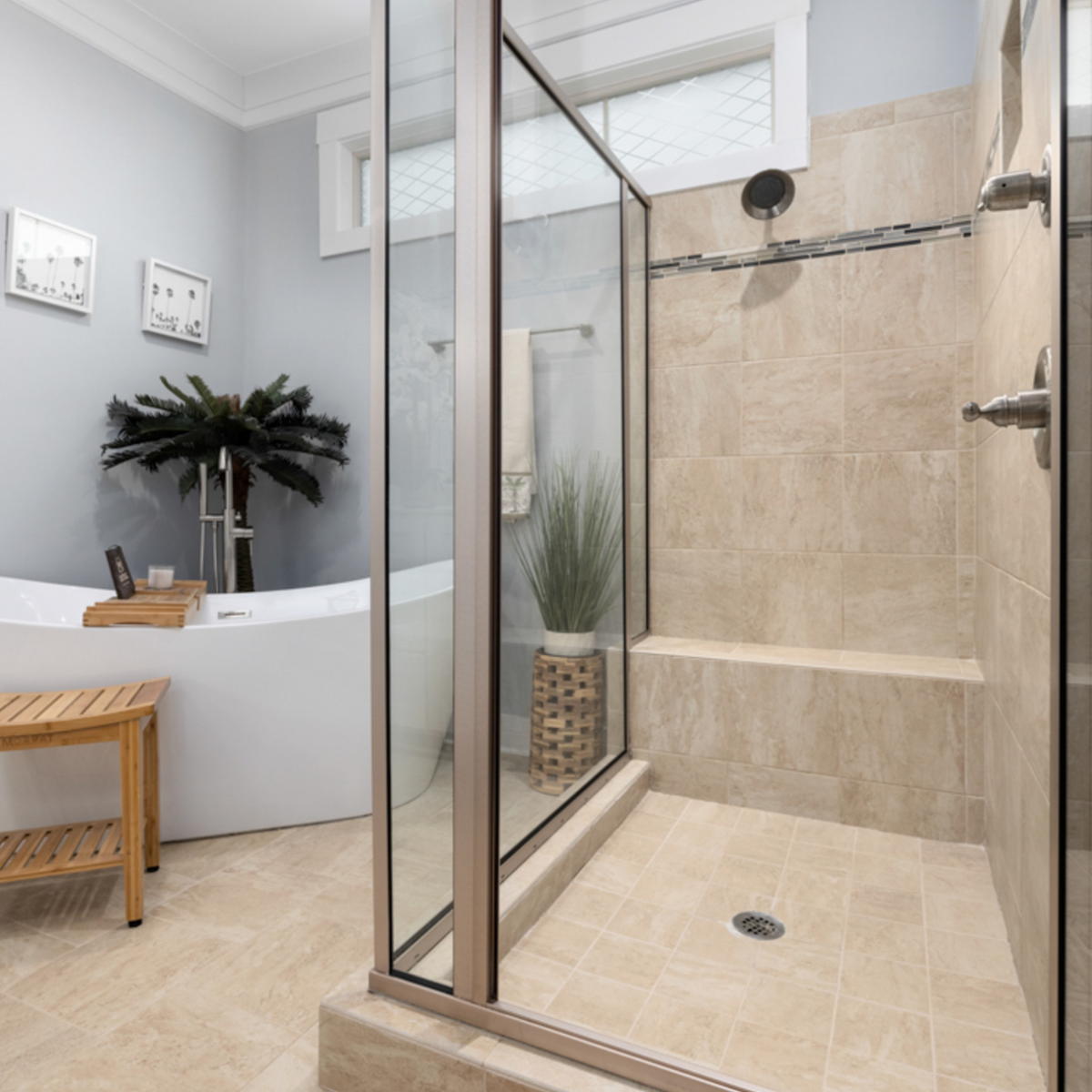 atelier de marbrerie pour receveur de douche et grands carreaux muraux en travertin beige clair pour salle de bain à draguignan 83300 dans le var