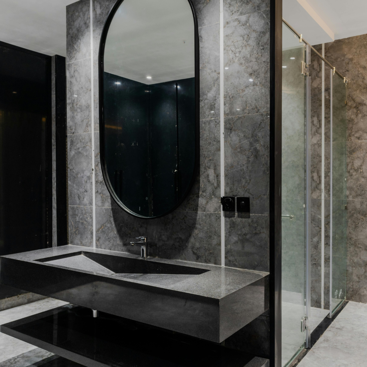 atelier de marbrerie pour vasque monobloc suspendue en basalte noir pour salle de bain design à sainte-maxime 83120