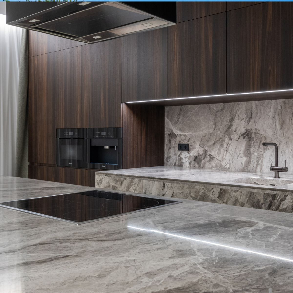 société de marbrerie pour plan de travail de cuisine moderne en quartzite fantaisie de macaubas avec évier intégré taillé dans la masse à draguignan 83300 dans le var