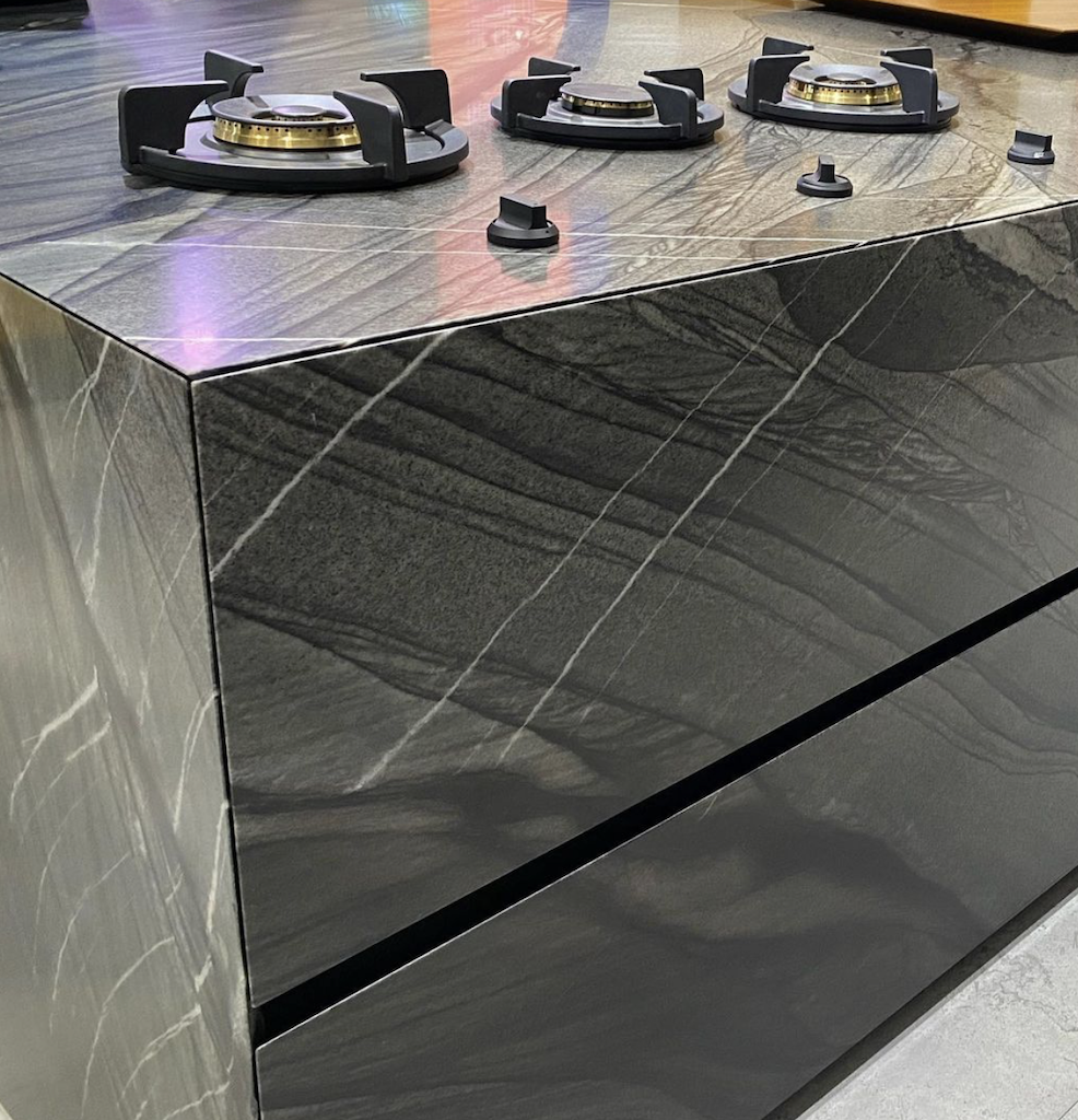 Création d’un îlot coupés à l'onglet en granit à Saint-Raphaël 83118 en PACA