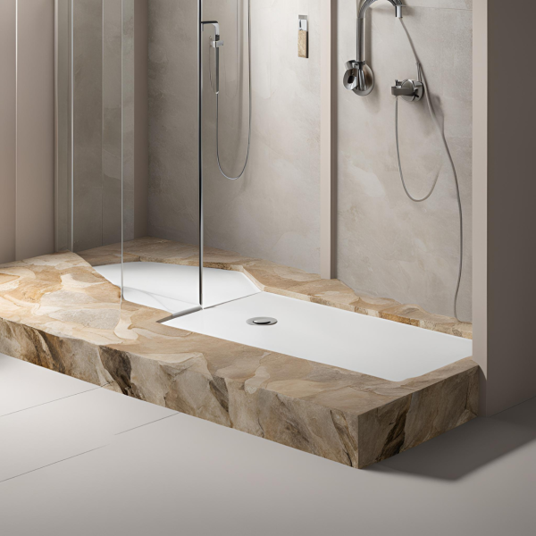 Atelier de marbrerie pour la création d’un habillage en granit Patagonia pour bac à douche à Cannes dans les Alpes-Maritimes