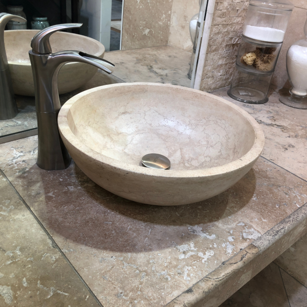 Entreprise de marbrerie pour la réalisation d’un plan vasque en travertin Scabas pour salle d’eau à Saint-Tropez 83990