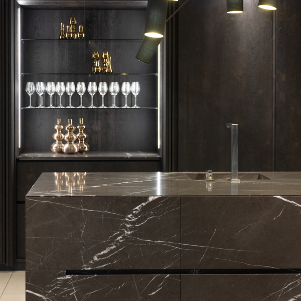 entreprise de marbrerie îlot central en marbre noir marquina à cannes dans les alpes maritimes